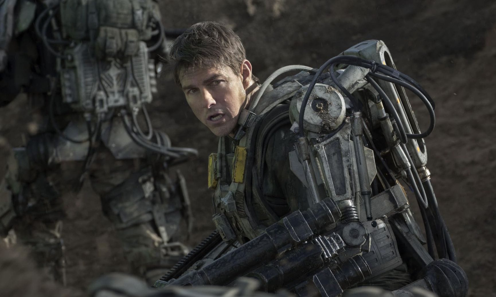엣지 오브 투모로우 전투 장면에서 엑소슈트를 착용한 케이지 모습