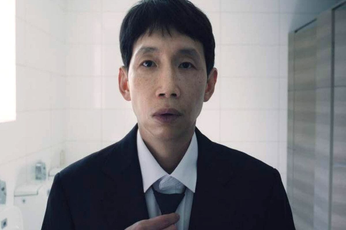 고당도에서 일회 역을 맡은 봉태규 장례식 장면 스틸 이미지